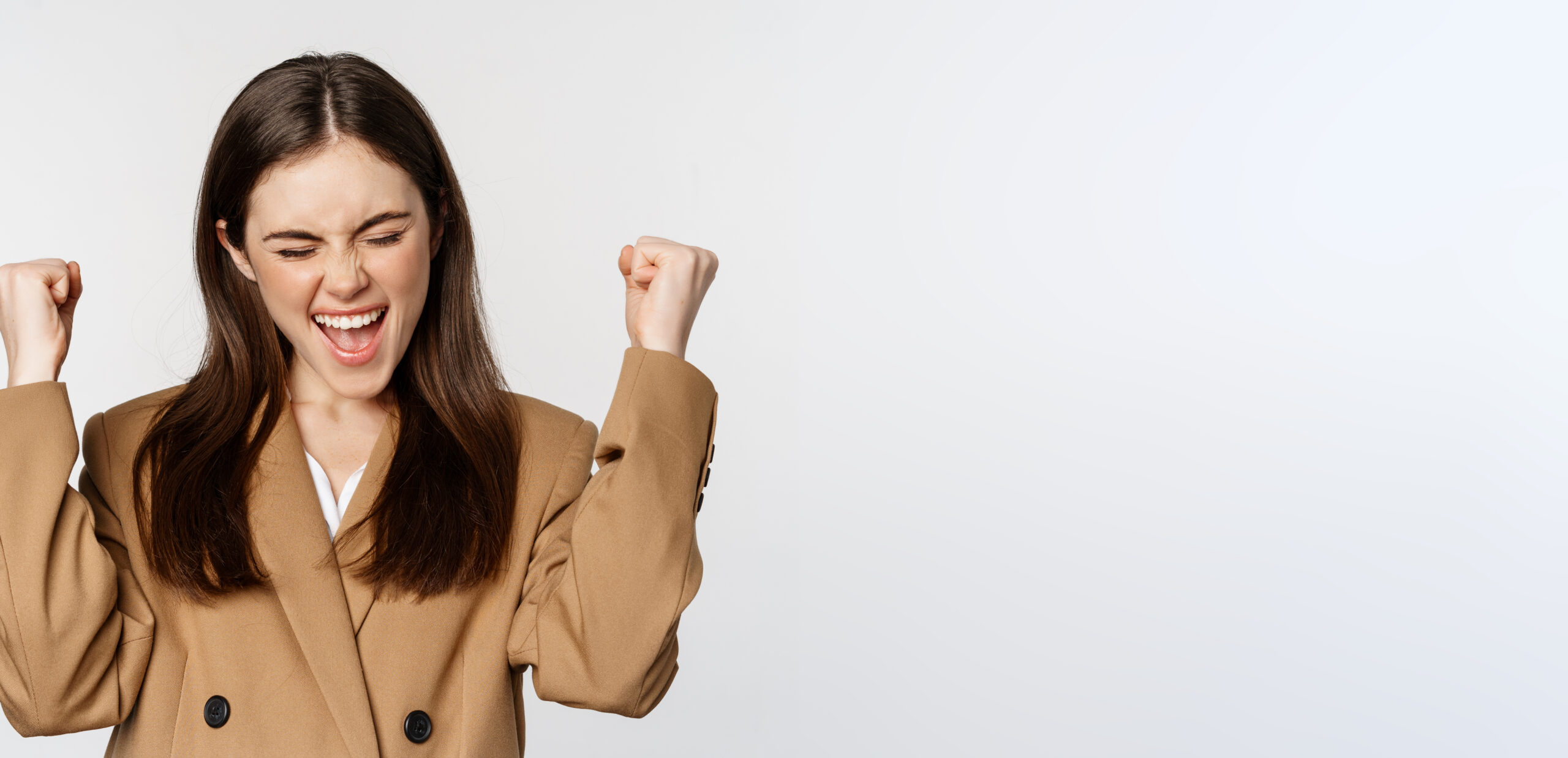 <a href="https://it.freepik.com/foto-gratuito/ragazza-entusiasta-che-urla-e-si-rallegra-guardando-la-telecamera-che-vince-celebrando-la-vittoria-e-il-trionfo_33789046.htm#query=successo&position=23&from_view=search&track=sph">Immagine di benzoix</a> su Freepik